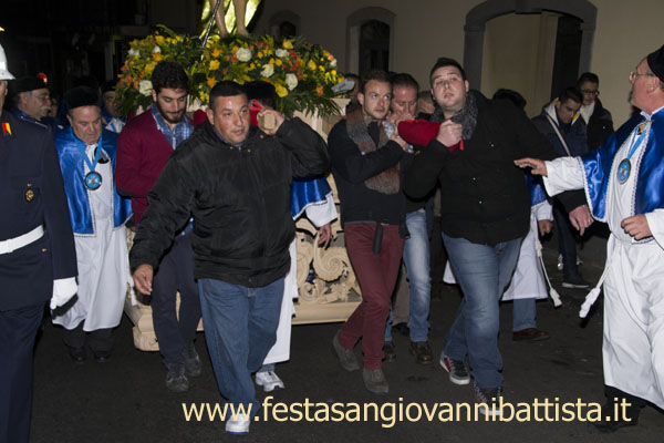 01/03/2015. Confrati e giovani Devoti portano a spalla San Giovanni Battista in processione.