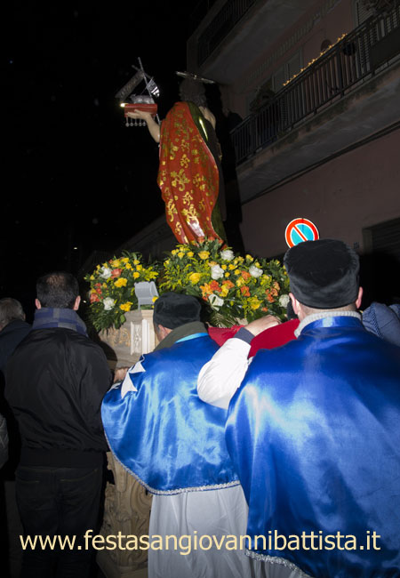 01/03/2015. Confrati e giovani Devoti portano a spalla San Giovanni Battista in processione.