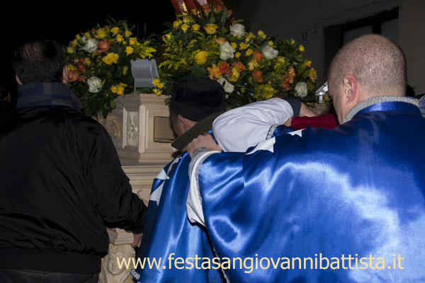 01/03/2015. Confrati e giovani Devoti portano a spalla San Giovanni Battista in processione.