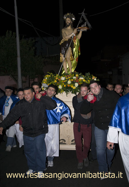 01/03/2015. Confrati e giovani Devoti portano a spalla San Giovanni Battista in processione.