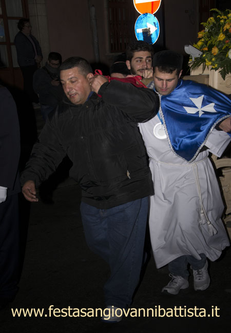 01/03/2015. Confrati e giovani Devoti portano a spalla San Giovanni Battista in preghiera.