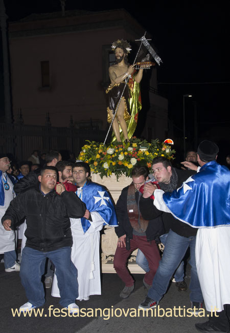 01/03/2015. Confrati e giovani Devoti portano a spalla San Giovanni Battista in preghiera.