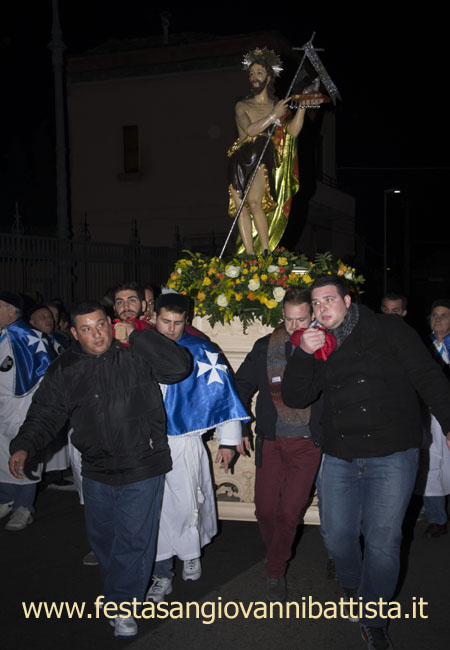 01/03/2015. Confrati e giovani Devoti portano a spalla San Giovanni Battista in preghiera.