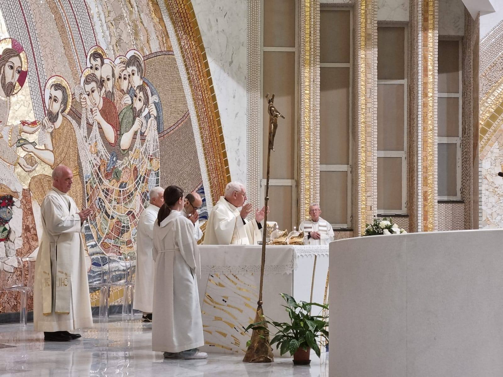28/02/2025. Alcuni momenti della Santa Messa del X anniversario della Dedicazione della Nuova Chiesa dei Santi Zaccaria ed Elisabetta.