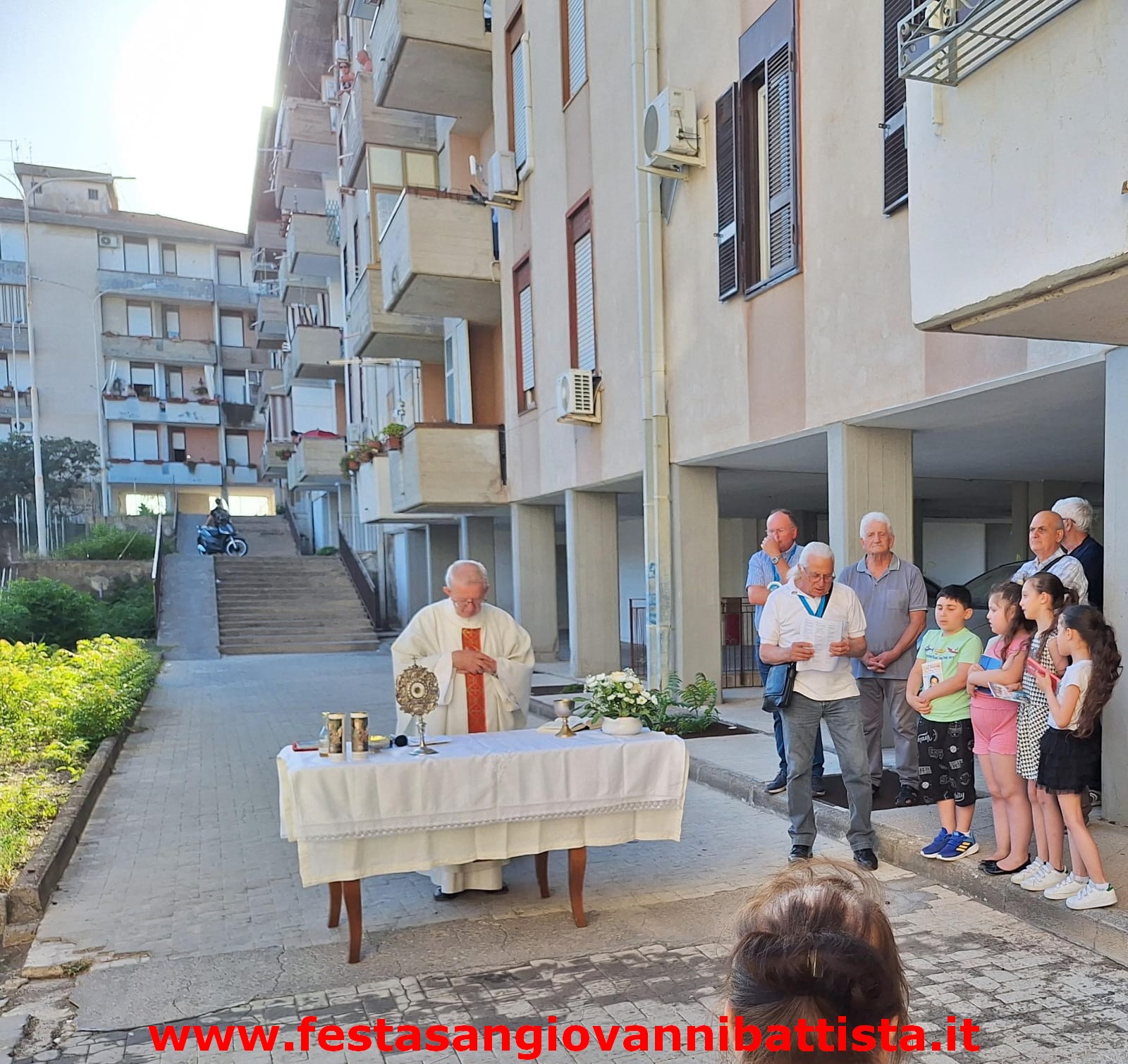 14/06/2024. Momento di preghiera devozionale con la celebrazione eucaristica del Parroco con la Reliquia del Santo Patrono e la partecipazione della comunità parrocchiale assieme agli abitanti del quartiere Balatelle di San Giovanni Galermo.