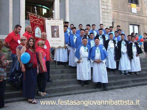 26/06/2016. San Giovanni Montebello. La Confraternita San Giovanni Battista davanti la chiesa del SS. Ritrovato.