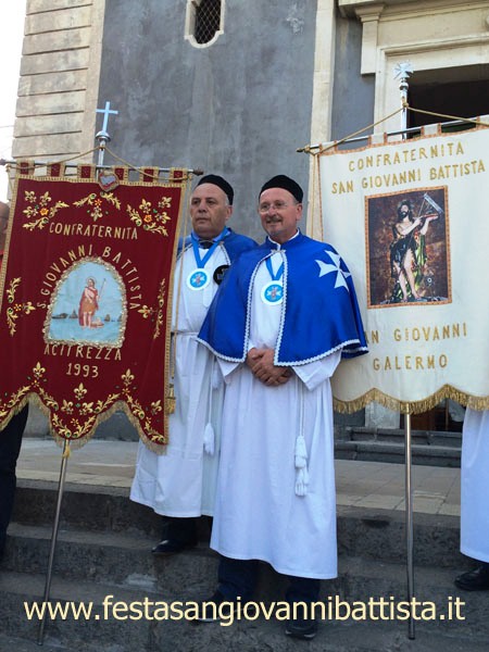26/06/2016. I confrati Pippo Di Mariano e Vito Rapisarda tra lo stendardo della confraternita di San Giovanni Battista di Aci Trezza (a sinistra) e lo stendardo della confraternita di San Gio.Battista di S.G. Galermo (a destra).