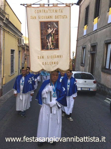 26/06/2016. San Giovanni Montebello. Lo stendardo della Confraternita San Giovanni Battista di S.G.Galermo in processione per le vie di San Giovanni Montebello.