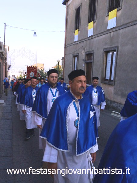 26/06/2016. San Giovanni Montebello. Alcuni confrati in silenzio per le vie di San Giovanni Montebello.