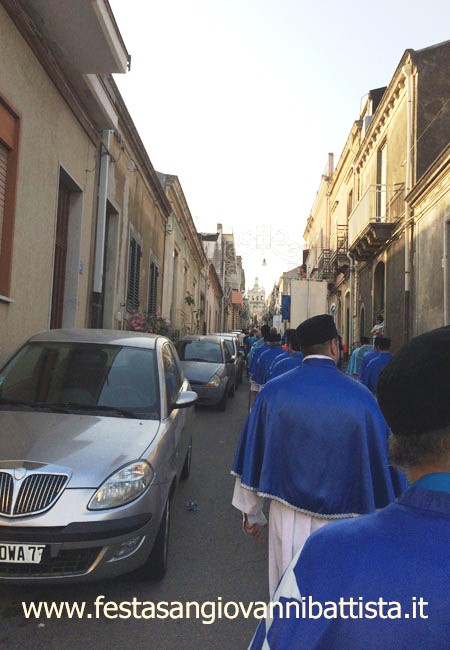 26/06/2016. San Giovanni Montebello. Alcuni confrati in processione.