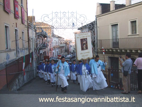 26/06/2016. San Giovanni Montebello. La Confraternita San Giovanni Battista di San Giovanni Galermo in processione verso la Chiesa Madre.