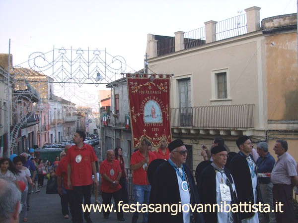 26/06/2016. San Giovanni Montebello. La Confraternita San Giovanni Battista di San Giovanni Galermo seguita in processione dalla Confraternita San Giovanni Battista di Aci Trezza.