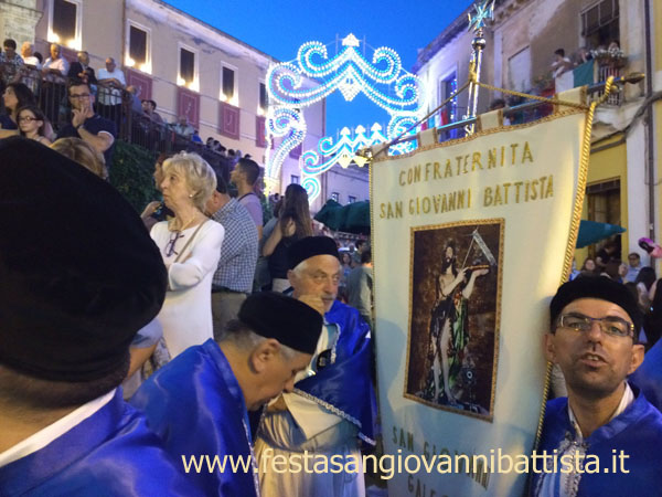 26/06/2016. San Giovanni Montebello. Lo stendardo della Confraternita San Giovanni Battista di San Giovanni Galermo assieme ad alcuni confrati.