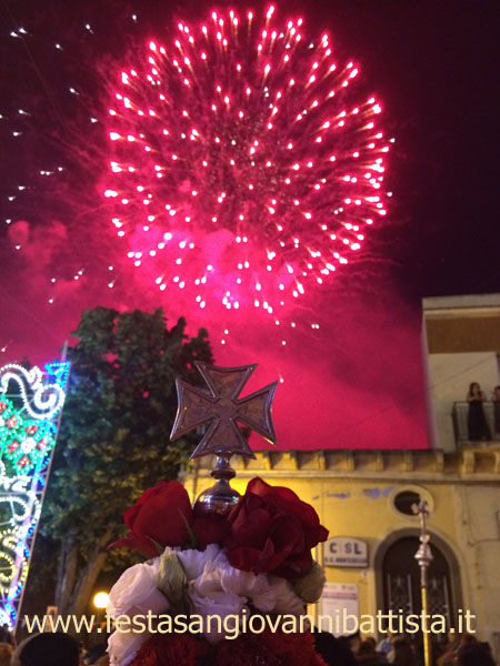 26/06/2016. San Giovanni Montebello. Fuochi d'artificio tra l'uscita del venerato simulacro di San Giovanni Battista e gli 'evviva' dei fedeli.