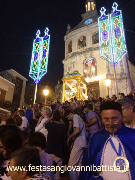 26/06/2016. San Giovanni Montebello. San Giovanni Battista comincia a compiere la suggestiva discesa della gradinata della chiesa.