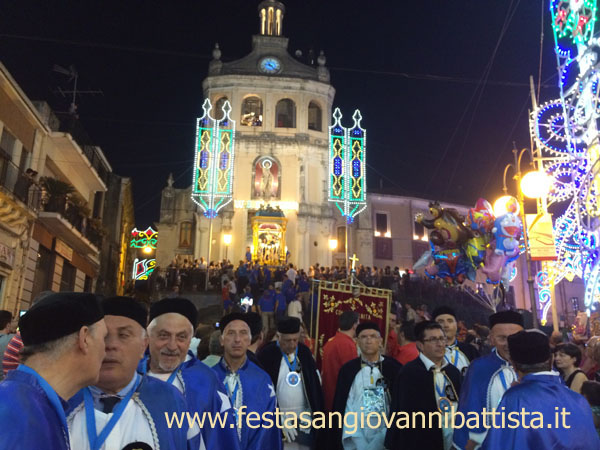 26/06/2016. San Giovanni Montebello. La Confraternita San Giovanni Battista di San Giovanni Galermo comincia a disporsi in processione.