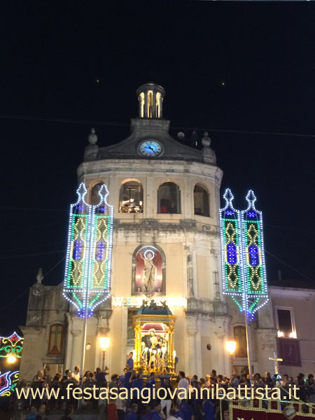26/06/2016. San Giovanni Montebello. Nel frattempo il venerato simulacro di San Giovanni Battista continua a compiere la suggestiva discesa della gradinata della chiesa.