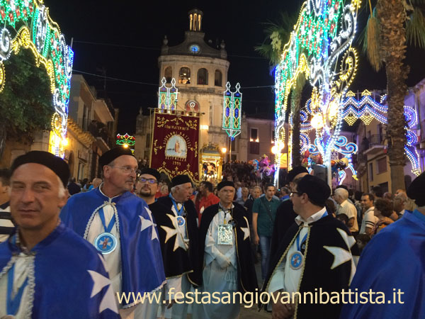 26/06/2016. San Giovanni Montebello. La Confraternita San Giovanni Battista di San Giovanni Galermo seguita in processione dalla Confraternita San Giovanni Battista di Aci Trezza.