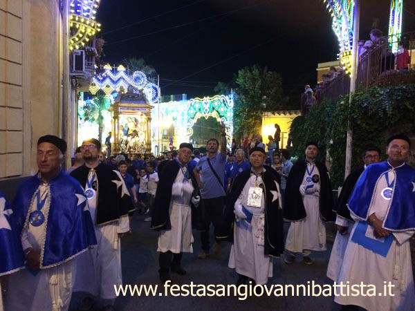 26/06/2016. San Giovanni Montebello. La Confraternita San Giovanni Battista di San Giovanni Galermo assieme al fercolo di San Giovanni Battista.