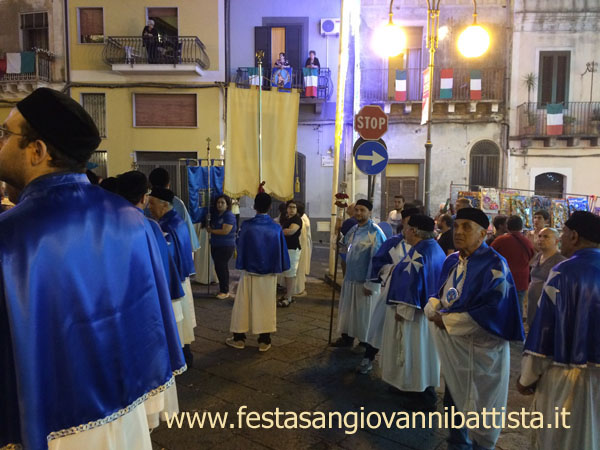26/06/2016. San Giovanni Montebello. Alcuni confrati in silenzio per le vie di San Giovanni Montebello.