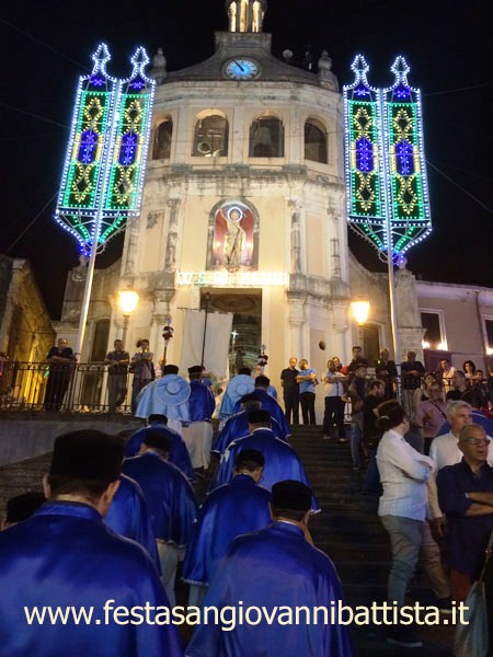26/06/2016. San Giovanni Montebello. Le confraternite di ritorno in Chiesa Madre.
