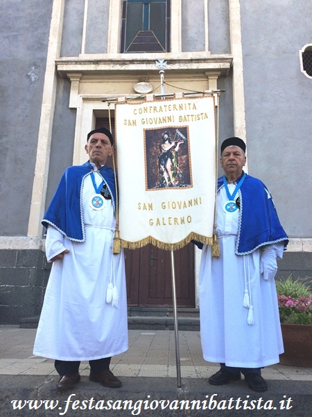 25/06/2017. San Giovanni Montebello. Il confrate Pippo Di Mariano (a sinistra), lo stendardo della Confraternita (al centro) ed il confrate Angelo Pellegrino (a destra).