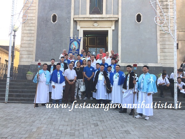 25/06/2017. San Giovanni Montebello. La Confraternita San Giovanni Battista assieme alle Confraternite di San Giovanni di Montebello e di Monterosso Almo davanti la chiesa del SS. Ritrovato.