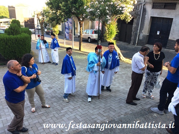 25/06/2017. San Giovanni Montebello. I confrati si preparano per la processione.