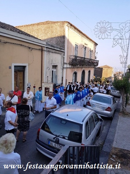 25/06/2017. San Giovanni Montebello. Lo stendardo della Confraternita San Giovanni Battista di S.G.Galermo in processione per le vie di San Giovanni Montebello.