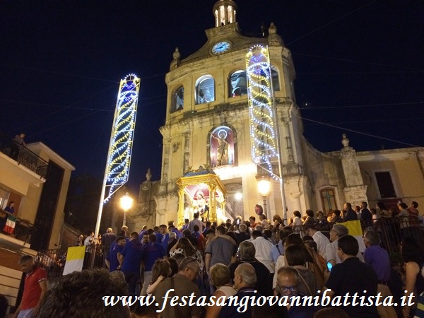25/06/2016. San Giovanni Montebello. La caratteristica discesa dalla Chiesa Madre del Fercolo.