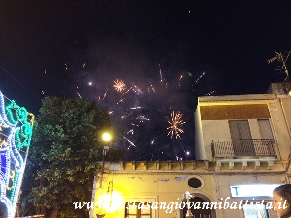 25/06/2016. I fuochi d'artificio per l'uscita del simulacro di San Giovanni Battista tra gli 'Evviva' dei devoti.