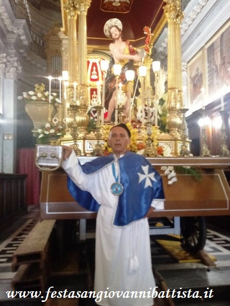 25/06/2017. San Giovanni Montebello. Il confrate Pippo Di Mariano davanti alla bellissima statua di San Giovanni di Montebello.