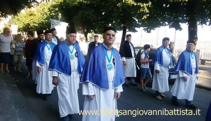 27/08/2017. I confrati in processione per le vie di Vizzini.