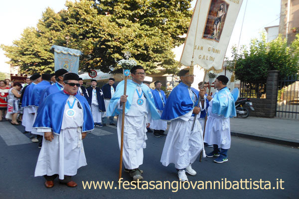 27/08/2017. Lo stendardo della confraternita di San Gio.Battista tra i due sergenti neri.