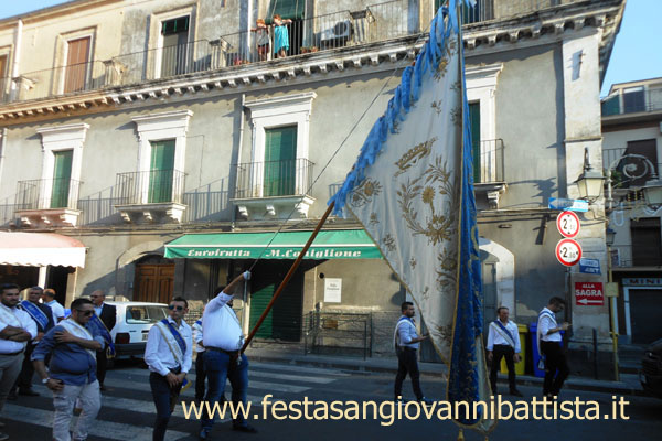 27/08/2017. In processione verso la basilica di San Giovanni Battista di Vizzini.