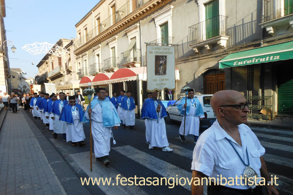 27/08/2017. La confraternita in processione.