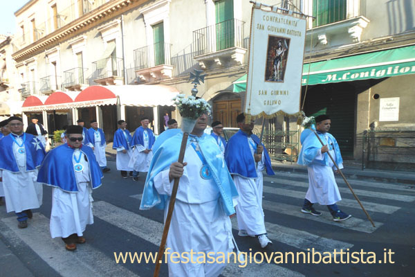 27/08/2017. Lo stendardo della confraternita in processione.