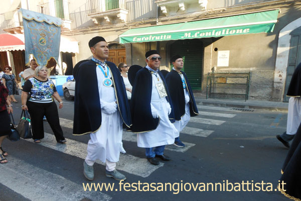 27/08/2017. Il Governatore assieme ai due assistenti in preghiera.