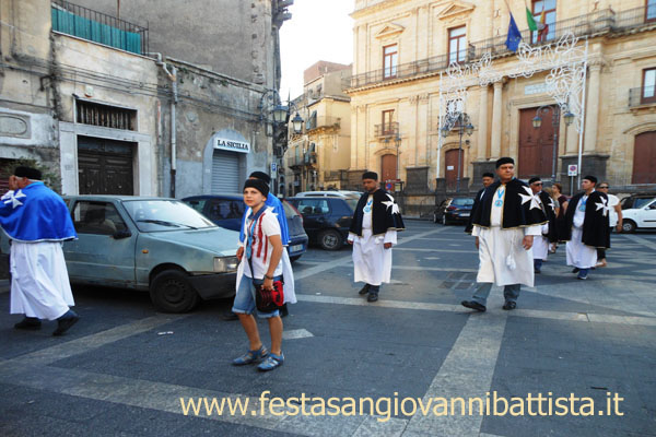 27/08/2017. Giovani confrati crescono e partecipano alla processione per amore a San Giovanni Battista.