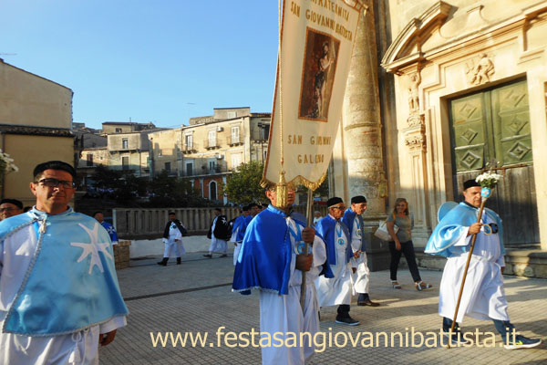 27/08/2017. L'arrivo dello stendardo nella basilica di San Giovanni Battista di Vizzini.