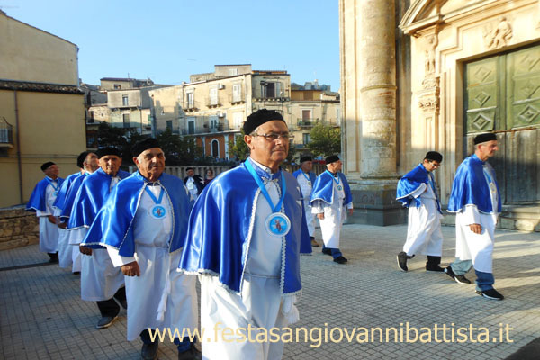 27/08/2017. Confrati sul sagrato della basilica di San Giovanni Battista di Vizzini.