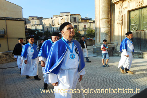 27/08/2017. Confrati in silenzio sul sagrato della basilica di San Giovanni Battista di Vizzini.