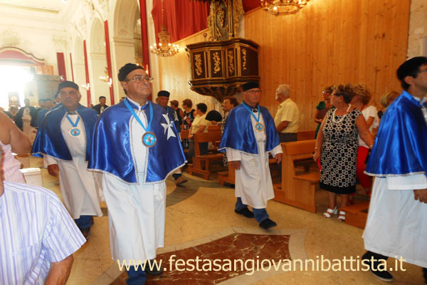 27/08/2017. Alcuni confrati nella basilica di San Giovanni Battista di Vizzini.