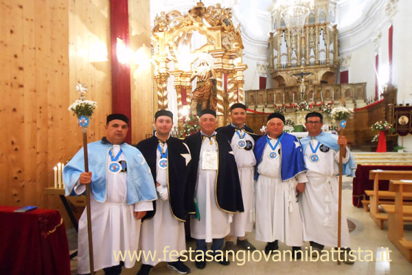 27/08/2017. L'attuale Sede Regnate della Confraternita assieme ai due sergenti neri davanti al fercolo di San Giovanni Battista.