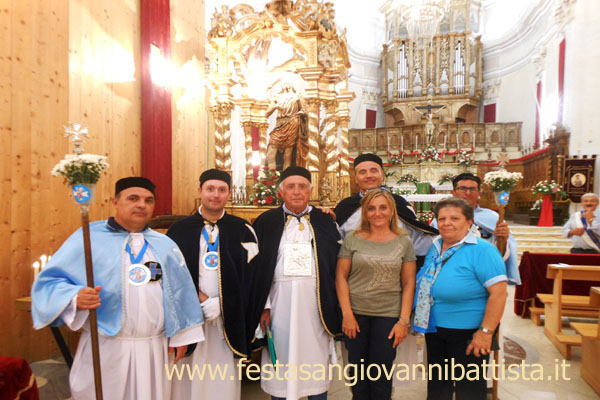 27/08/2017. L'attuale Sede Regnate della Confraternita assieme ad una moglie ed ad una figlia di confrate davanti al fercolo di San Giovanni Battista.