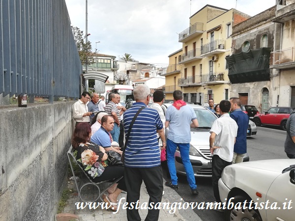 17/06/2018. I confrati della Confraternita S.G.Battista si radunano in Piazza delle Scuole.