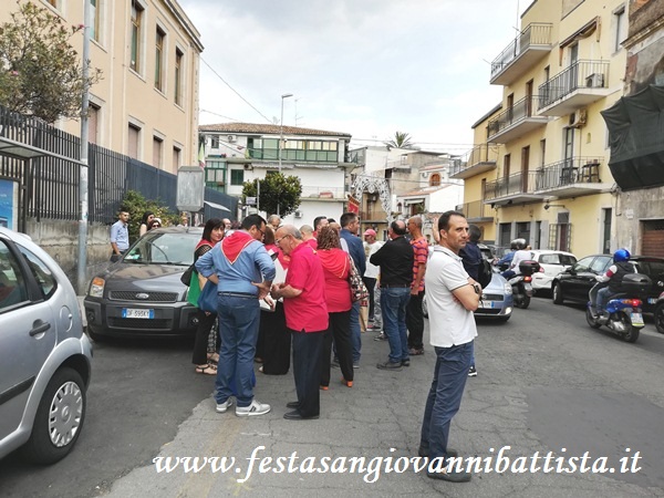 17/06/2018. I confrati della Confraternita S.G.Battista si radunano in Piazza delle Scuole.