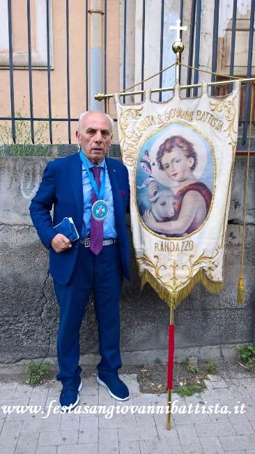17/06/2018. Il Confrate Pippo Di Mariano con lo stendardo della confraternita di San Gio.Battista di Randazzo.