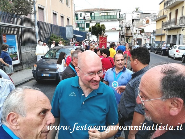 17/06/2018. I confrati delle Confraternite S.G.Battista si radunano in Piazza delle Scuole.