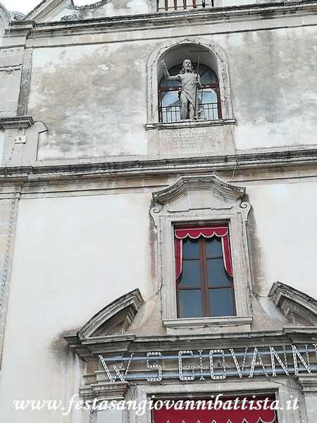 17/06/2018. Particolare della statua di San Giovanni Battista presente nel Prospetto della Chiesa di San Giovanni Battista di Acitrezza.